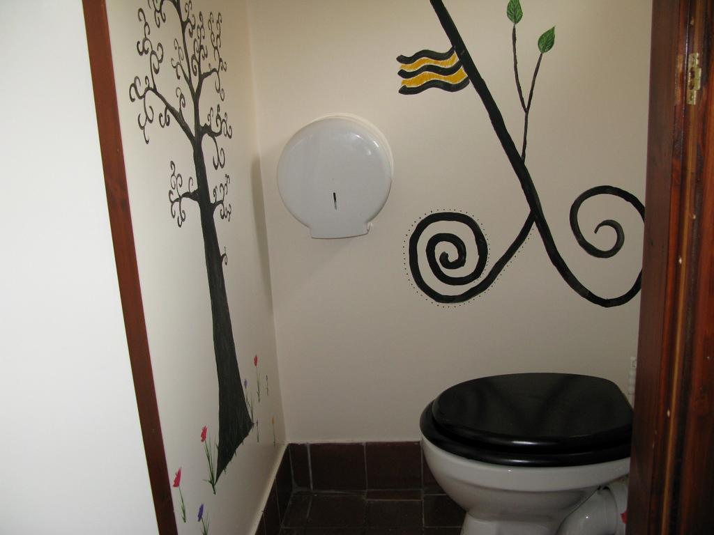 Aille River Tourist Hostel And Camping Doolin Room photo